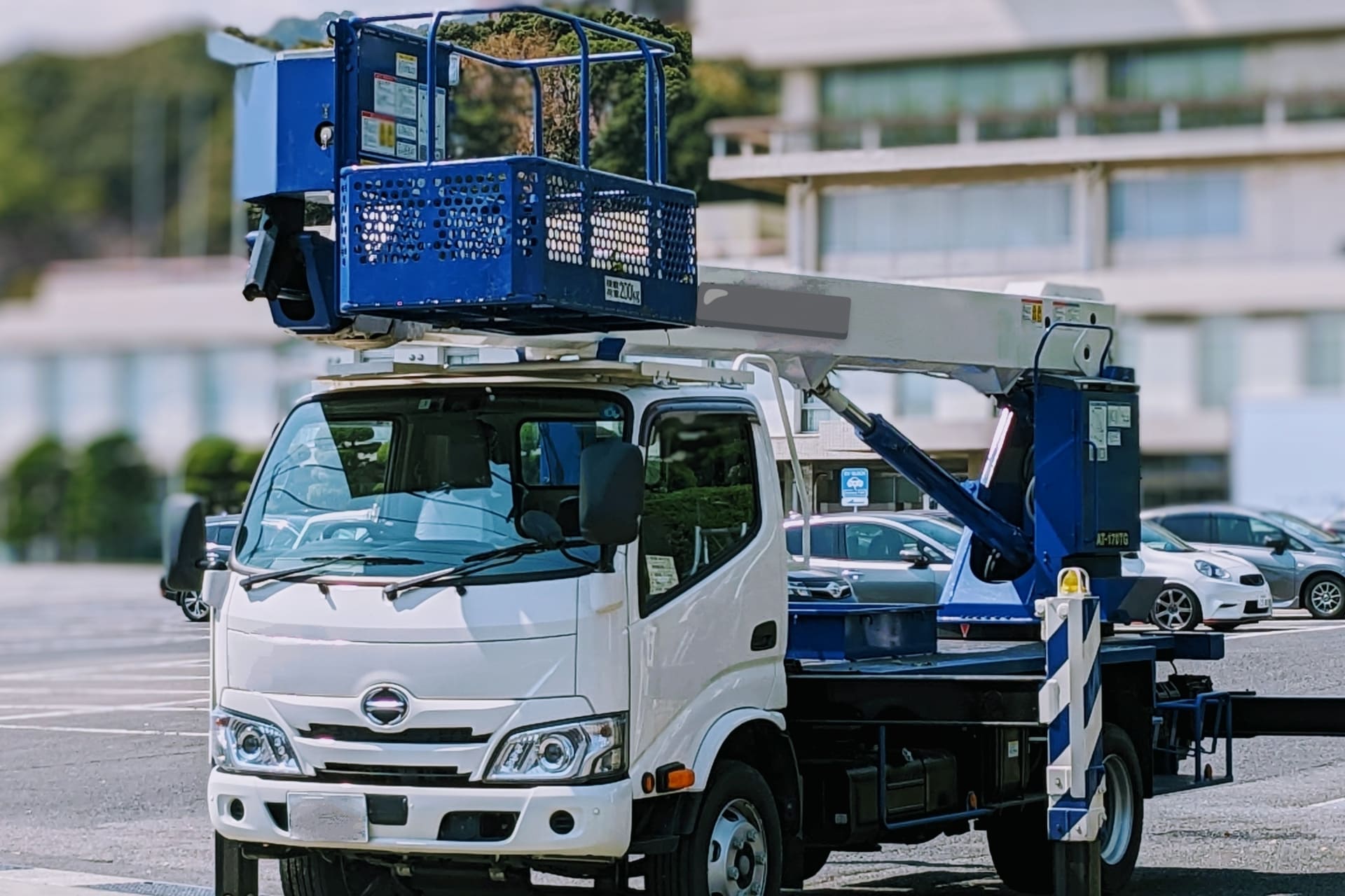 高所作業でのフルハーネスは必須？荷役作業の効果的な対策